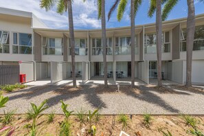 Front of property - Picnic Bay Hotel (Picnic Bay)