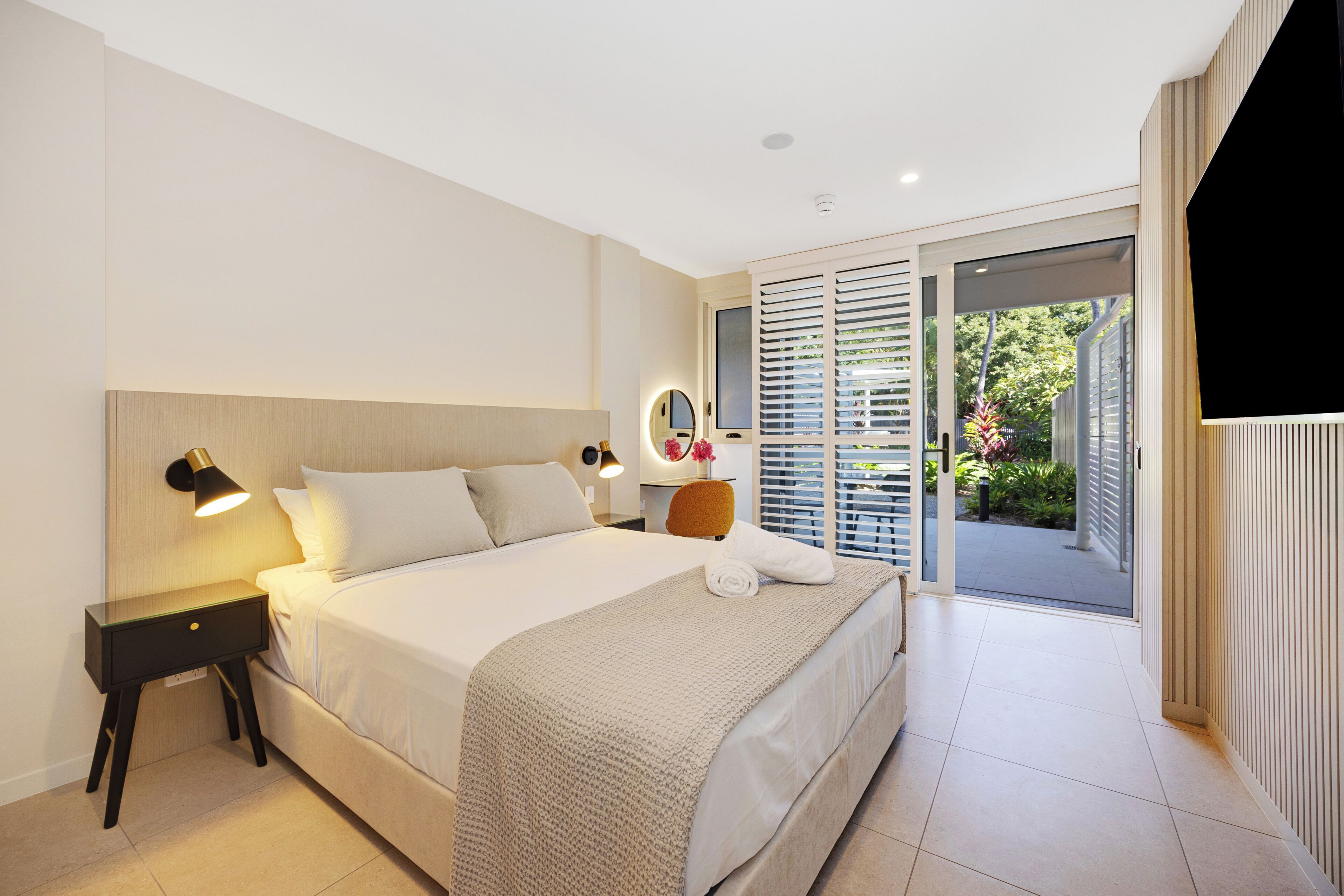 Kamar (Garden Queen Room) | Bantalan ekstra lembut, minibar, brankas, dan meja kerja