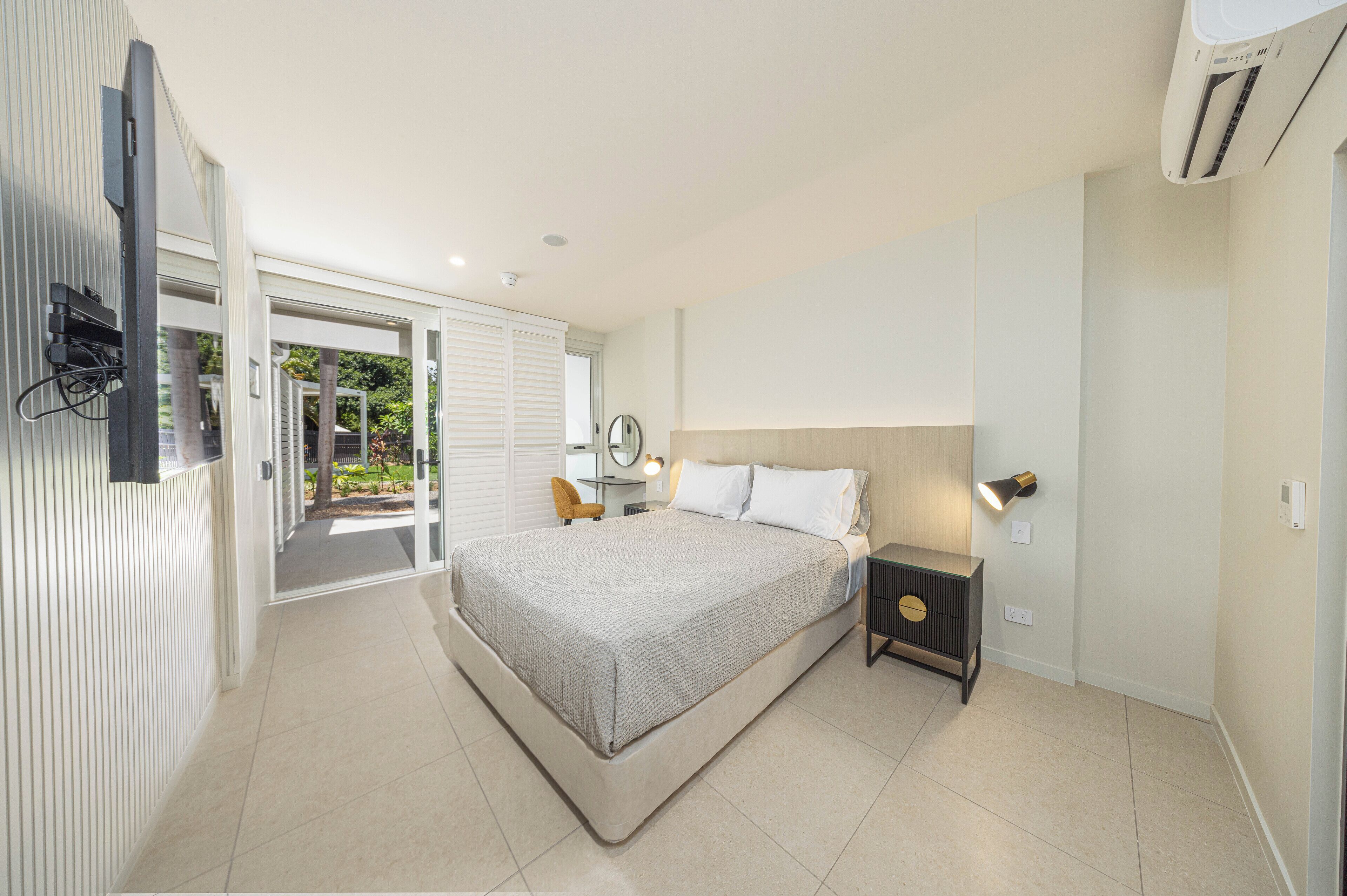 Habitación doble Confort, vista al jardín | Minibar, caja de seguridad en la habitación y escritorio 