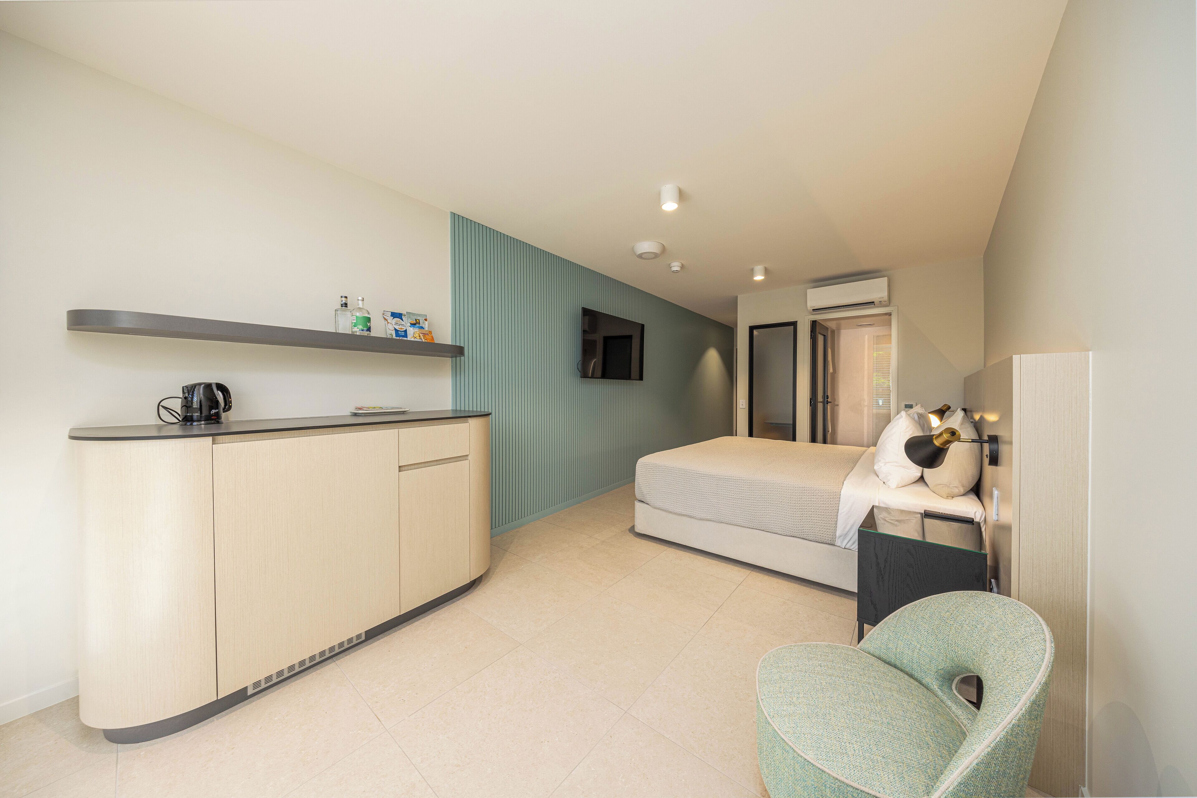 Rom – superior | Minibar, safe på rommet, skrivebord og skrivebord for bærbar PC