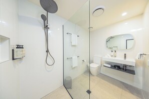 Comfort Double Room, Garden View | Bathroom - Picnic Bay Hotel (Picnic Bay)