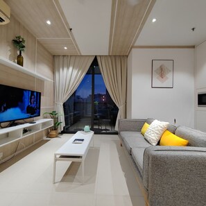 TV, fireplace - Mont Kiara Main Street 2-bedroom  #2-4Pax Kuala Lumpur (Kuala Lumpur)