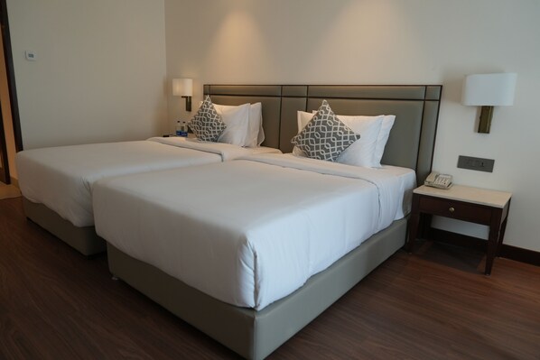 Minibar, cortinas blackout, tabla de planchar con plancha y wifi gratis