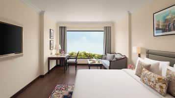 Minibaari, työpöytä, kannettavalle tietokoneelle sopiva työtila