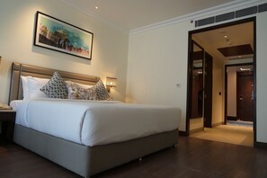 Minibar, cortinas blackout, tabla de planchar con plancha y wifi gratis