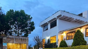 Quarto quádruplo família, vista para a piscina | Área de estar
