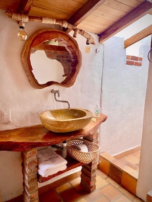 Een douche, handdoeken, zeep, toiletpapier