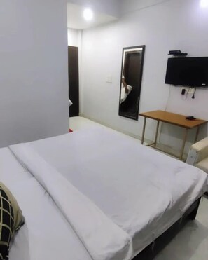 Eenvoudige tweepersoonskamer | Een bureau, gratis wifi