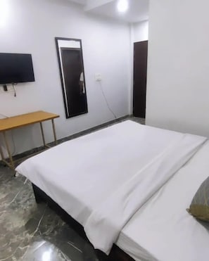 Quarto casal básico | Escrivaninha, Wi-Fi de cortesia
