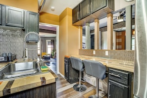Fridge, microwave, stovetop, coffee/tea maker - < 2 Mi to Dtwn & Mississippi River: West Side Home (St Paul)