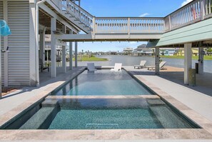 Utomhuspool och uppvärmd pool