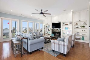 Téléviseur connecté, foyer, livres, bureau