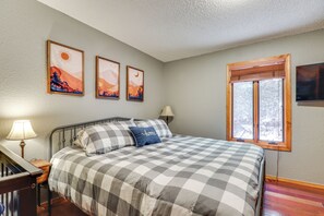 2 bedrooms, desk, iron/ironing board, Internet - Quiet Cabin Retreat: Minutes from Cloudcroft! (Cloudcroft)