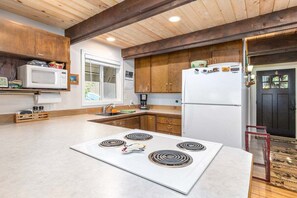 Réfrigérateur, four à micro-ondes, un four, surface de cuisson
