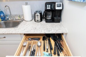 Estudio, 1 cama de matrimonio con sofá cama, patio, vistas a la piscina (517 Sunsuite) | Cocina privada | Frigorífico, microondas, horno y placa de cocina