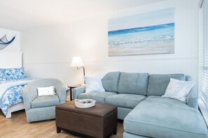 Studio, 1 Queen-Bett und Schlafsofa, Terrasse, Poolblick (517 Sunsuite) | Wohnbereich