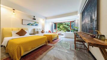 Íróasztal, laptophoz jól használható munkafelület és sötétítőfüggöny