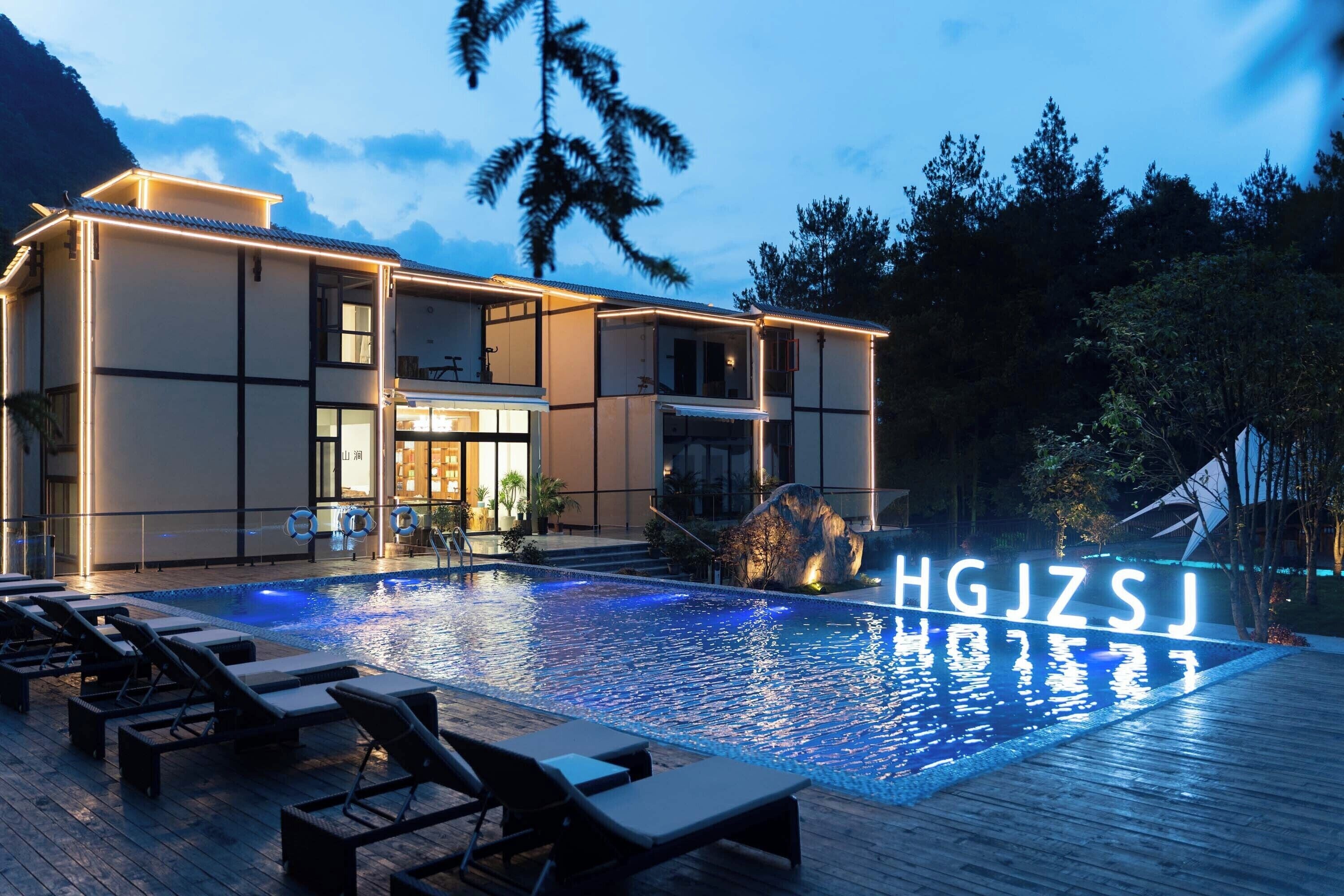 Outdoor pool, pool umbrellas