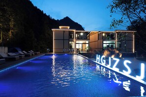 Outdoor pool, pool umbrellas - Huagu Jianzhu Guesthouse Zhangjiajie (Zhangjiajie)
