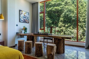 Desk, laptop workspace, blackout curtains, iron/ironing board - Huagu Jianzhu Guesthouse Zhangjiajie (Zhangjiajie)
