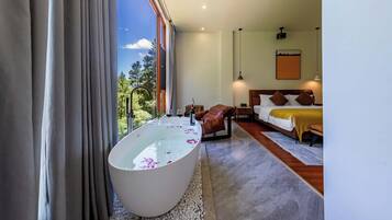 Signature Suite, Mountain View | Desk, laptop workspace, blackout curtains, iron/ironing board