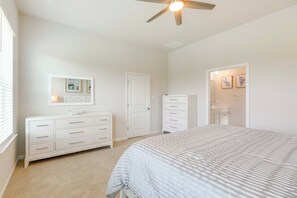 3 bedrooms, desk, internet