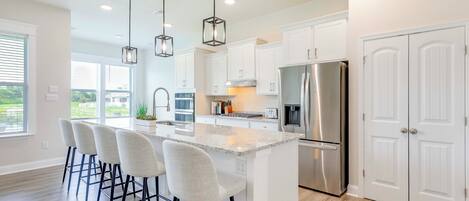 Réfrigérateur, micro-ondes, plaque de cuisson, lave-vaisselle