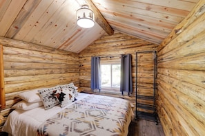 1 bedroom, desk, Internet, bed sheets - McGregor Lake Access: Cabin in Wooded Wilderness (Marion)