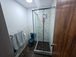 Dusche, Haartrockner, Handtücher, Seife