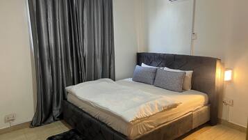 Iron/ironing board, WiFi, bed sheets