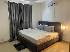 Tabla de planchar con plancha, wifi y ropa de cama 