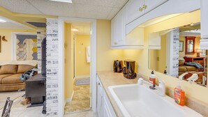 Une salle de bain avec un grand miroir, un lavabo et des toilettes.