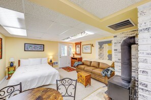 Internet, bed sheets - Crystal Lake Retreat Studio: Walk to Happy's Inn! (Libby)