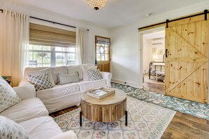 TV, fireplace, books - ‘Shepard Cottage’ Near Wilmington & Wedding Venue (Burgaw)