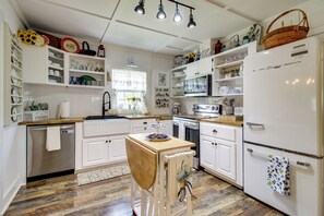 Réfrigérateur, micro-ondes, plaque de cuisson, lave-vaisselle