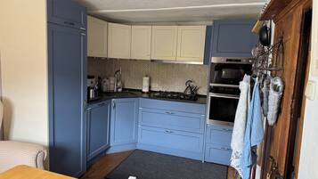 Mikrowelle, Ofen, Herdplatte, Geschirrspüler