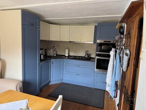 ميكروويف، فرن، موقد طهي مسطح، غسالة أطباق