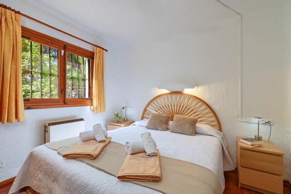 3 habitaciones, tabla de planchar con plancha, wifi y ropa de cama 