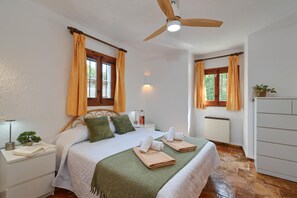 3 bedrooms, iron/ironing board, WiFi, bed sheets