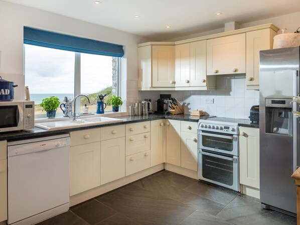 Dishwasher, cookware/dishes/utensils - Splits (Wadebridge)