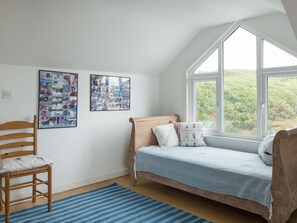 5 quartos, individualmente decorados, individualmente mobiliados