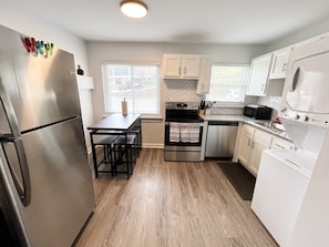Fridge, microwave, oven, stovetop - The Vulcan Octoplex - 8 Private Units/WiFi/Parking (Birmingham)