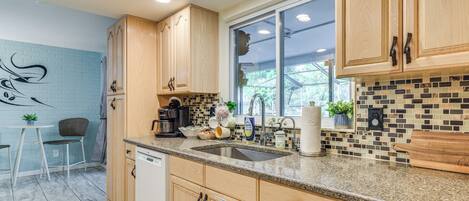 Réfrigérateur, micro-ondes, plaque de cuisson, lave-vaisselle