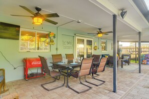 Outdoor dining - 6 Mi to Clearwater Beach: Home w/ Furnished Lanai (Clearwater)