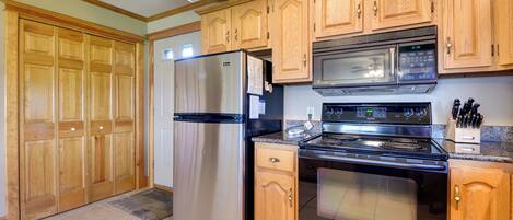Fridge, microwave, stovetop, dishwasher