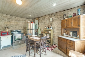 Réfrigérateur, micro-ondes, plaque de cuisson, cafetière/bouilloire