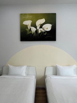 Quarto duplo luxo, vista para a cidade | Escrivaninha, ferros/tábuas de passar roupa