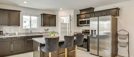 Kühlschrank, Mikrowelle, Herdplatte, Geschirrspüler