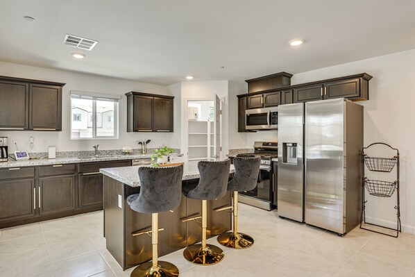 Een koelkast, een magnetron, een kookplaat, een vaatwasser