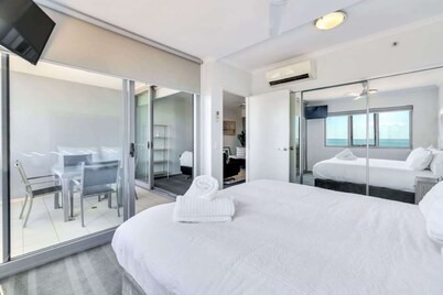 Stylish 1-Bed Darwin City Stay with Balcony Views